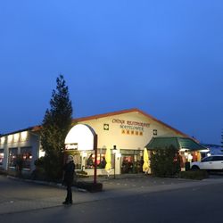 China Restaurant Mayflower - Parkplätze direkt vor dem Restaurant und auch ringsherum auf der Straße