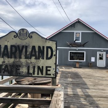 Coles Point Tavern - maryland state line sign - Dive Bars Near Me - Hague, Virginia