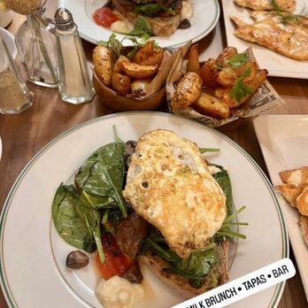 Milk Bar & Bistro - Velvet Forager Sourdough toast with a side of chicken - American Near Me - Barcelona, B Milk Bar & Bistro - Velvet Forager Sourdough toast with a side of chicken - American Near Me - Barcelona, B