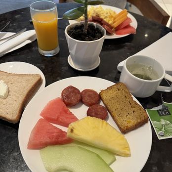 Longboard Club - Breakfast grinds - yum! - Breakfast & Brunch Near Me - Honolulu, Hawaii