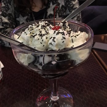 Hard Rock Cafe - Hot brownie fudge - American Near Me - Helsinki, 18 Hard Rock Cafe - Hot brownie fudge - American Near Me - Helsinki, 18
