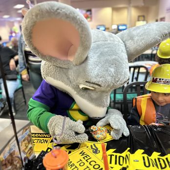 Chuck E. Cheese - Chuck E eating all our dipping dots - Pizza Near Me - Pasadena, California