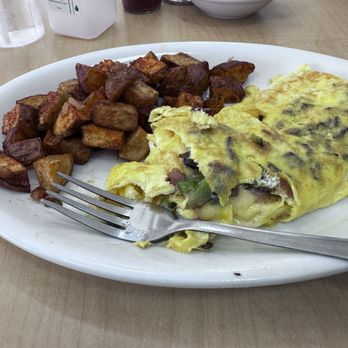 Peach's Restaurant - omelette and hash browns - American Near Me - Chicago, Illinois