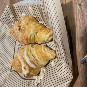 Cheddar's Scratch Kitchen - Highlight of the meal. Two warm crescent rolls with condensed milk drizzle. Saddens me to say. - American Near Me - Miami, Florida