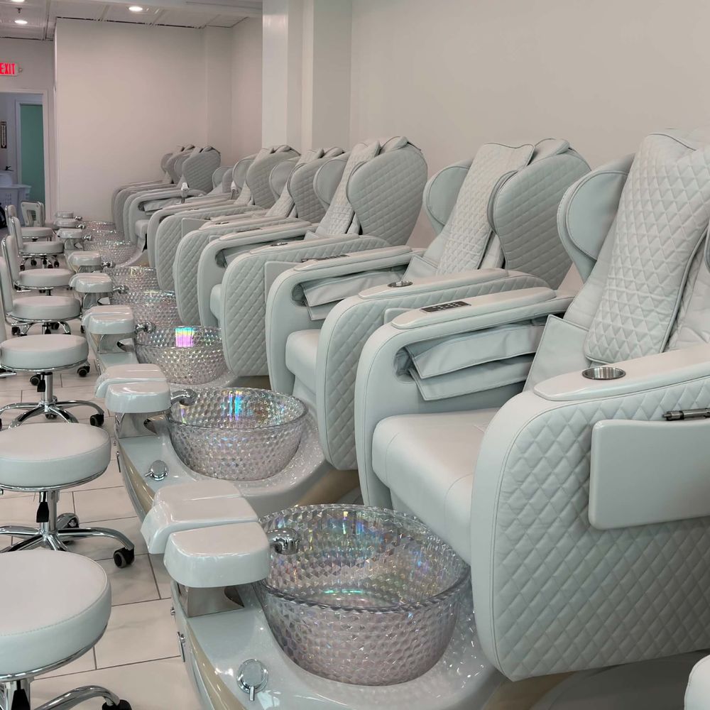 Luxe Nail Spa Logo