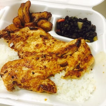 Mango Latino Grill - Pollo a la plancha con platano maduro Fritos y caraotas negras - Latin American Near Me - Lawrenceville, Georgia