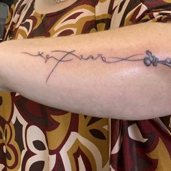 Anomaly Lifestyle Art & Tattoo - Mother/daughter tattoo in homage of my mom. "Te extraño" and an Iris flower (her name).