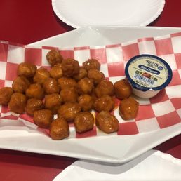 Chicken bites with hot sauce
