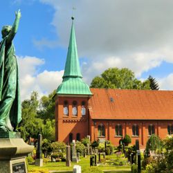 St. Maria Magdalena Kirche - Friedhof und Kirche.
