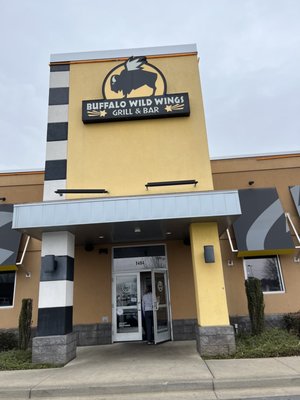 BUFFALO WILD WINGS - Updated May 2024 - 42 Photos & 99 Reviews - 1494 W ...