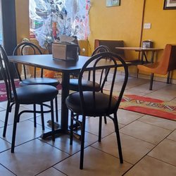 Benvenuto Pizza And Italian Family Restaurant - Clean interior