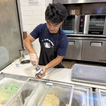 CREAM - Excellent employee handling the crowd - Ice Cream & Frozen Yogurt Near Me - San Jose, California CREAM - Excellent employee handling the crowd - Ice Cream & Frozen Yogurt Near Me - San Jose, California