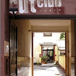 Cut Club - Blick von der Berger Straße in den Hinterhof - hier geht's lang.