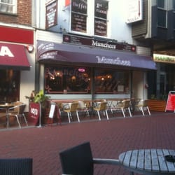 Munchees - Munchees with outdoor seating