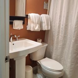 The Georgetown House - 3'4'2023 Bathroom in Room #9