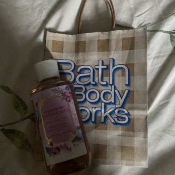 Bath & Body Works - Strawberry snowflake body wash - Cosmetics & Beauty Supply Near Me - Lake Elsinore, California Bath & Body Works - Strawberry snowflake body wash - Cosmetics & Beauty Supply Near Me - Lake Elsinore, California