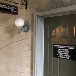 Curalta Foot & Ankle - Red Bank - The front entrance to our Red Bank office, call 732-747-2111 for an appointment