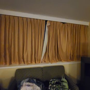 Days Inn - Dirty couch, stained curtains - Hotels Near Me - Lebanon, Pennsylvania Days Inn - Dirty couch, stained curtains - Hotels Near Me - Lebanon, Pennsylvania