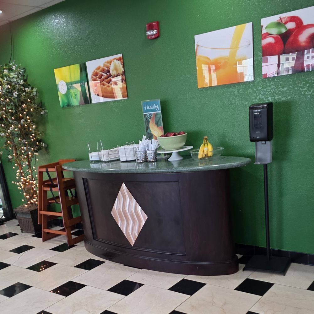 Quality Inn & Suites - Breakfast area: Utensils and Fruit - Hotels Near Me - Mattoon, Illinois Quality Inn & Suites - Breakfast area: Utensils and Fruit - Hotels Near Me - Mattoon, Illinois