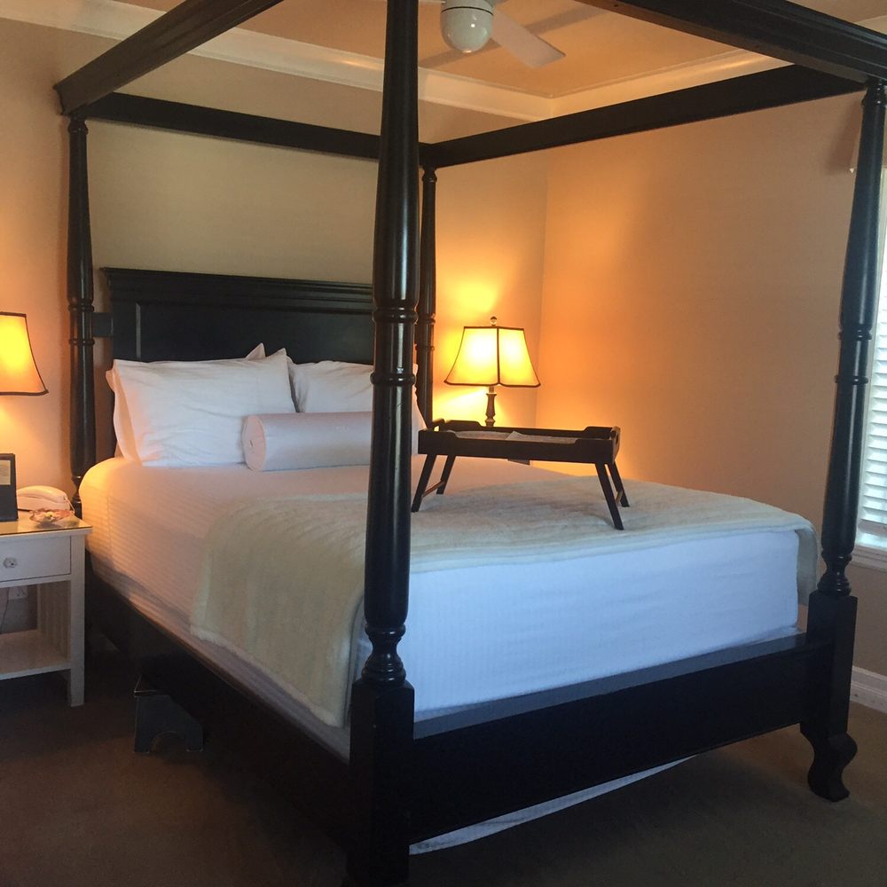 Cannon Beach Hotel Collection - Bold and simple canopy bed. - Hotels Near Me - Cannon Beach, Oregon Cannon Beach Hotel Collection - Bold and simple canopy bed. - Hotels Near Me - Cannon Beach, Oregon