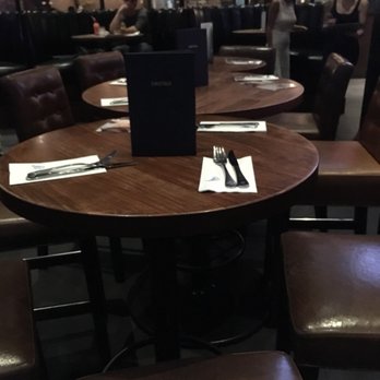 Earls Kitchen + Bar - Canadian (New) Near Me - Vancouver, British Columbia
