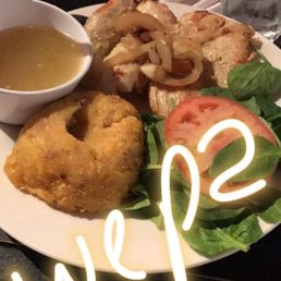 Chicharron De Pollo Con Tostones