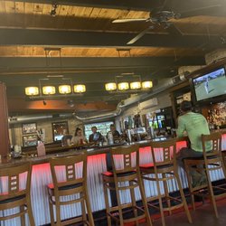Gustavo's - The spacious bar
