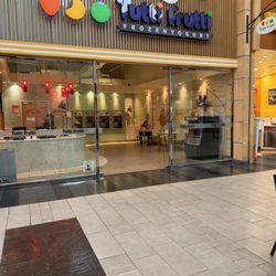 Tutti Frutti Frozen Yogurt - Entrance