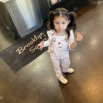 Brooklyn Square - Had to bring my daughter here to try it. She loves pizza. She was a big fan here! - Pizza Near Me - Pasadena, California