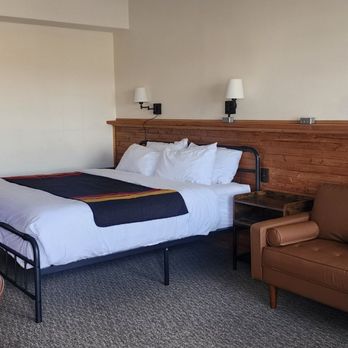 Hunter's Hot Springs Resort - Renovated room in newer building - Hotels Near Me - Lakeview, Oregon Hunter's Hot Springs Resort - Renovated room in newer building - Hotels Near Me - Lakeview, Oregon