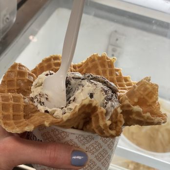 Kilwins Ice Cream - Chocolate - Fudge - Kilwin's mudtracks in a cup with a cone - Chocolatiers & Shops Near Me - Newport, Rhode Island