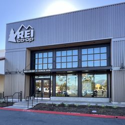 REI - Exterior