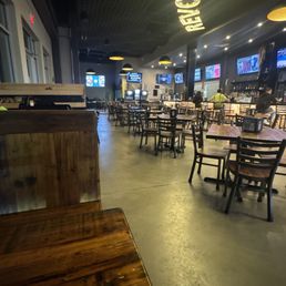 Empty restaurant for good reason: horrible service!