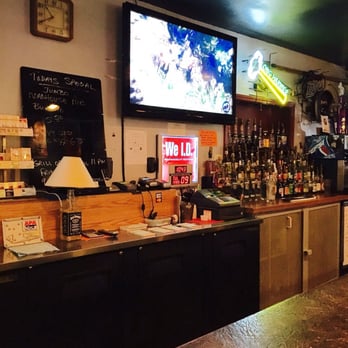 Roadhouse Pub - Looking towards the bar - Dive Bars Near Me - Lafayette, Oregon