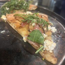 Pear yummy pizza