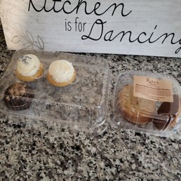 Peanut butter cookies, Bavarian cream cupcake, vanilla cupcake and peanut butter cup cupcake. Peanut butter cookies, Bavarian cream cupcake, vanilla cupcake and peanut butter cup cupcake.