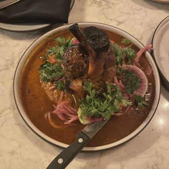 Mirate - Cochinita pibil - braised pork shank, refried mayacoba beans, pickled onions, tortillas - Mexican Near Me - Los Angeles, California