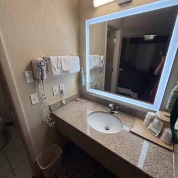 Best Western Nursanickel Hotel - Bathroom - Hotels Near Me - Dalhart, Texas