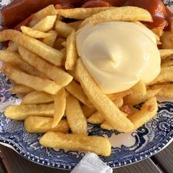 Curry Heini - Currywurst mit Pommes & Mayo