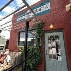 Leones' Creamery - Exterior