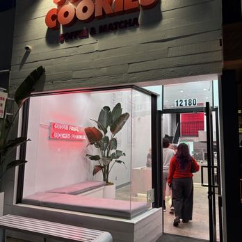 Junior Cookies - Outside - Desserts Near Me - Los Angeles, California