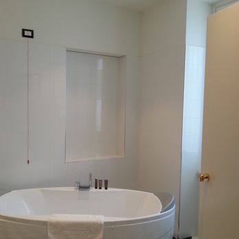Turin Palace Hotel - Nice deep soaker tub. Very clean with padded head rest on each end. - Hotels Near Me - Torino, TO
