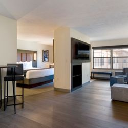ClubHouse Hotel & Suites - Sioux Falls - King Suite