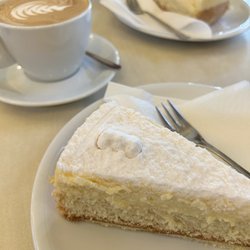 Kornfeld - Zitronenkuchen. Cafe Kornfeld. Berlin- Dahlem