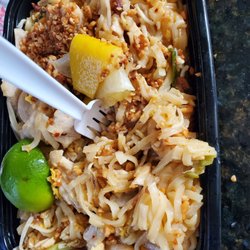 SHINthai - Chicken pad thai medium spice
