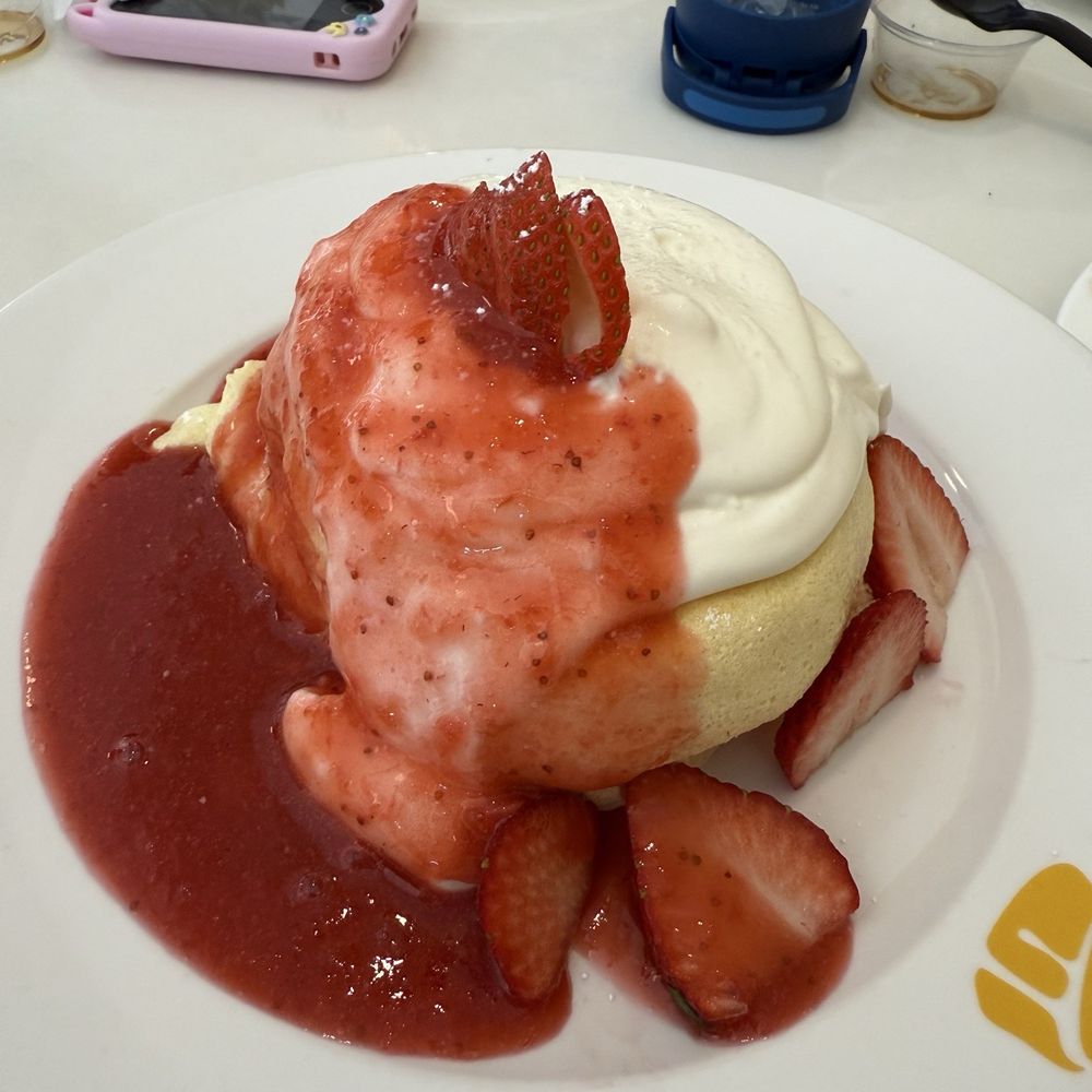 Fluffy Fluffy Dessert Cafe - Strawberry pancake - Desserts Near Me - Orlando, Florida