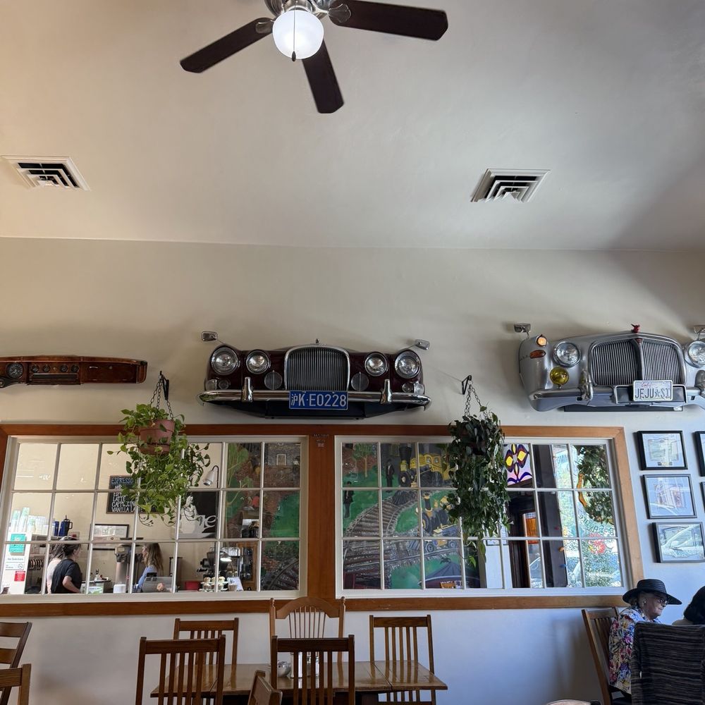 Omelette Express - Decor - Breakfast & Brunch Near Me - Santa Rosa, California