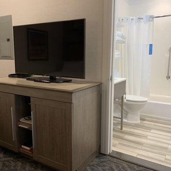 Hampton Inn Petaluma - Good sized tv. Got a fridge in the left drawer. The desk area is to the right of the bathroom - Hotels Near Me - Petaluma, California