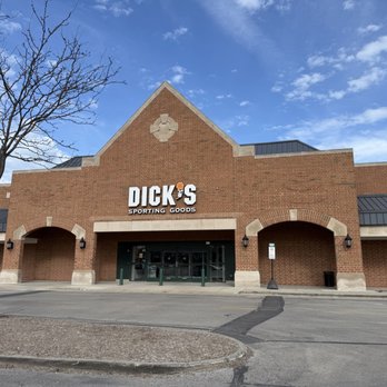 DICK'S Sporting Goods - Strip mall storefront. - Sports Wear Near Me - Northbrook, Illinois