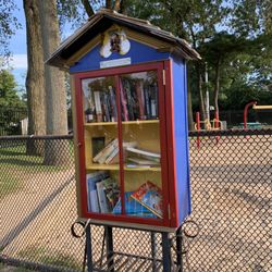 Ridder's Pond Park - Love the little free library.